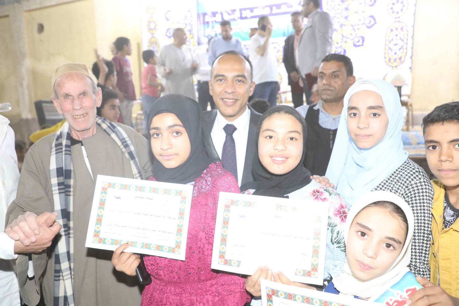 نائب محافظ المنيا يكرم المتميزين من حفظة القرآن الكريم بقرية الناصرية بمركز بنى مزار