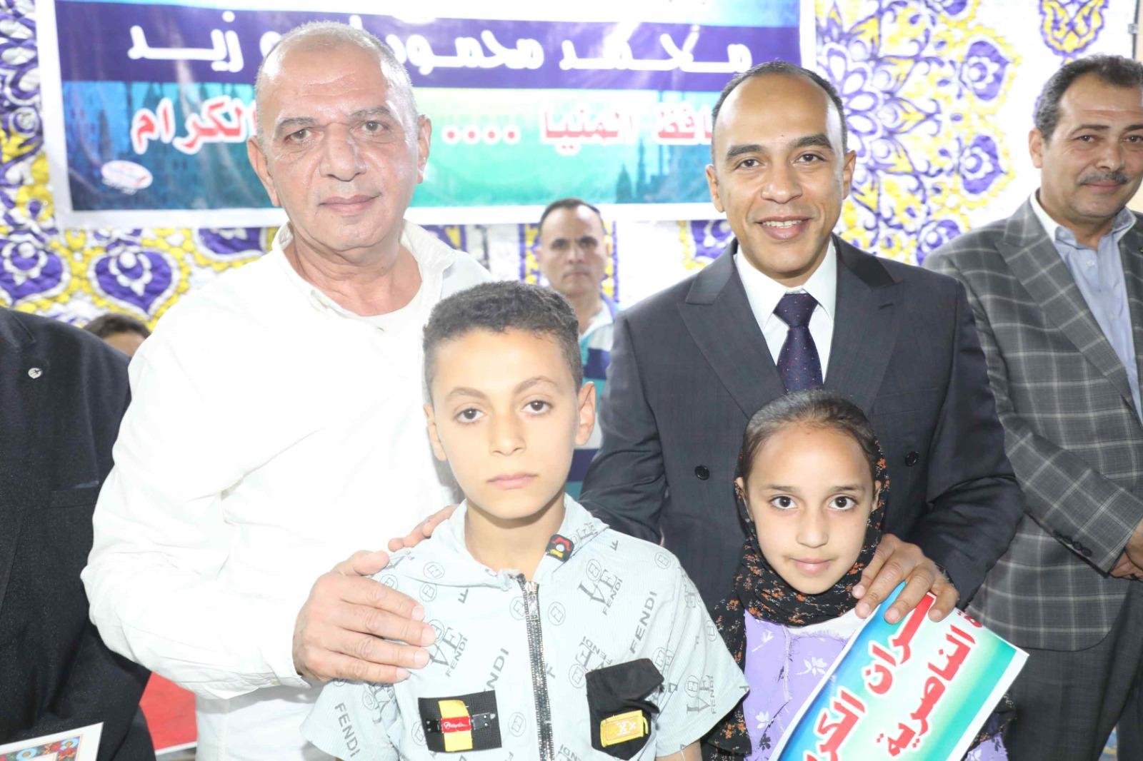 نائب محافظ المنيا يكرم المتميزين من حفظة القرآن الكريم بقرية الناصرية بمركز بنى مزار