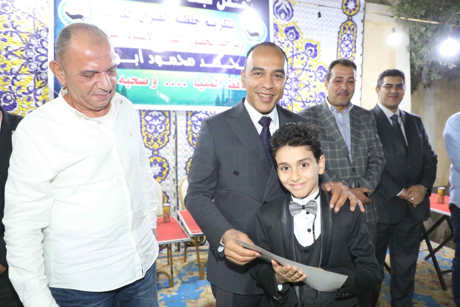 نائب محافظ المنيا يكرم المتميزين من حفظة القرآن الكريم بقرية الناصرية بمركز بنى مزار