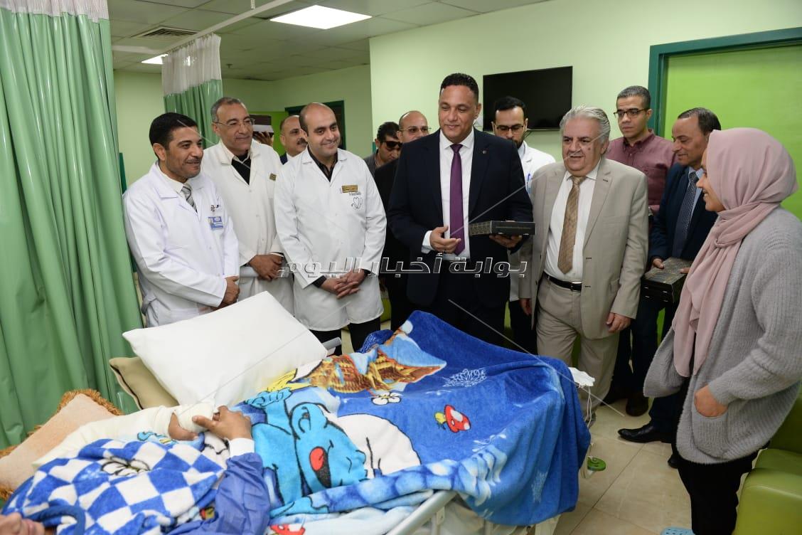 محافظ الدقهلية يؤدي صلاة العيد بمسجد النصر ..ويزور المرضى والأيتام لتهنئتهم بالعيد