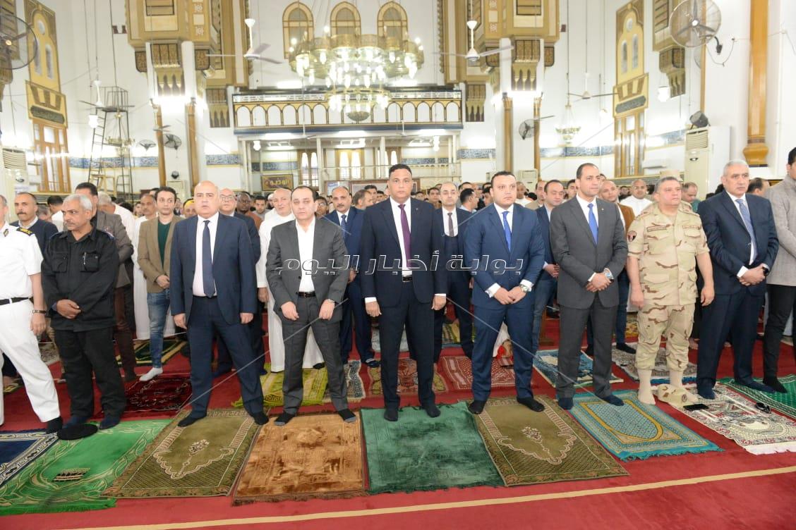 محافظ الدقهلية يؤدي صلاة العيد بمسجد النصر ..ويزور المرضى والأيتام لتهنئتهم بالعيد