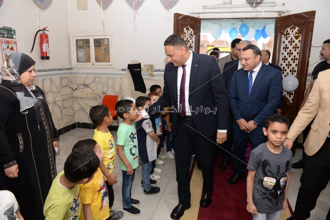 محافظ الدقهلية يؤدي صلاة العيد بمسجد النصر ..ويزور المرضى والأيتام لتهنئتهم بالعيد