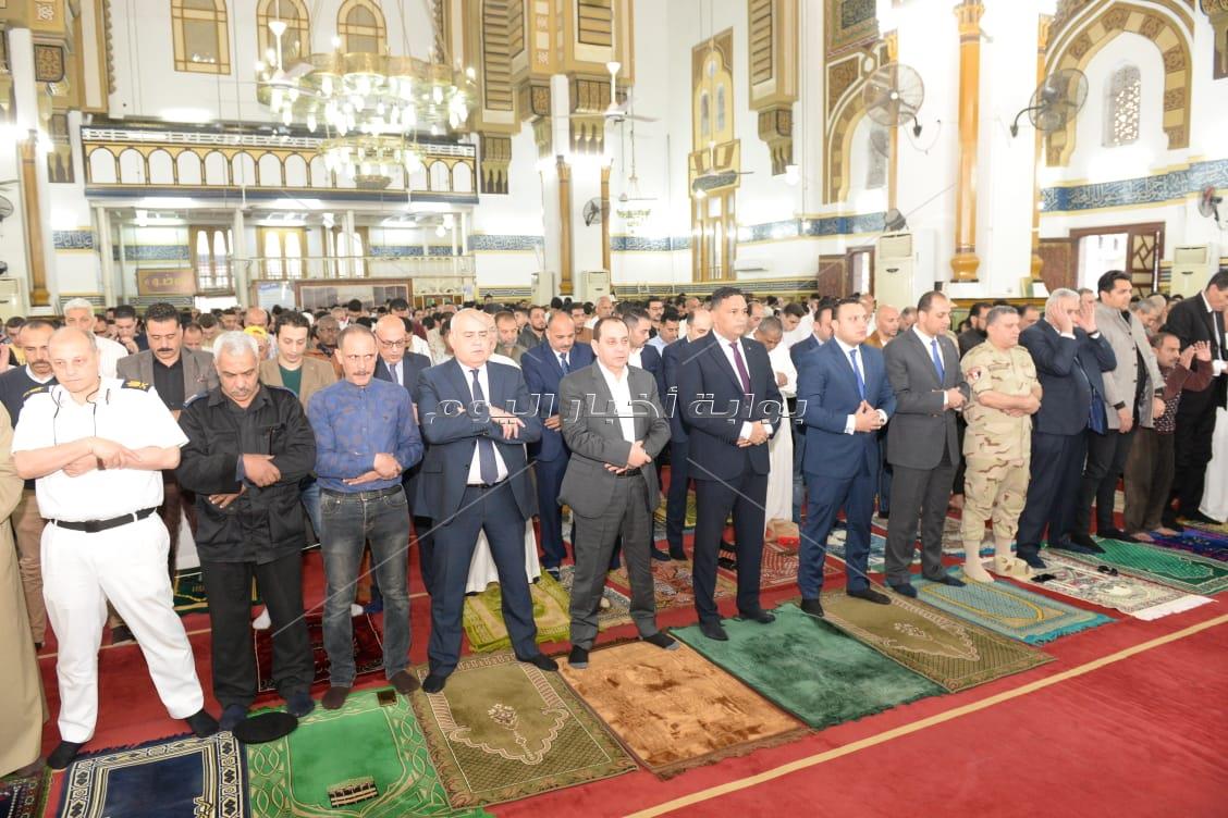 محافظ الدقهلية يؤدي صلاة العيد بمسجد النصر ..ويزور المرضى والأيتام لتهنئتهم بالعيد