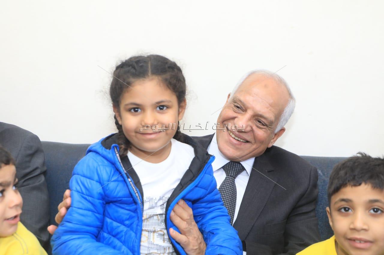 محافظ الجيزة يرسم البهجة على وجوه الأيتام والمسنين والمرضى ويقدم لهم التهنئة والهدايا