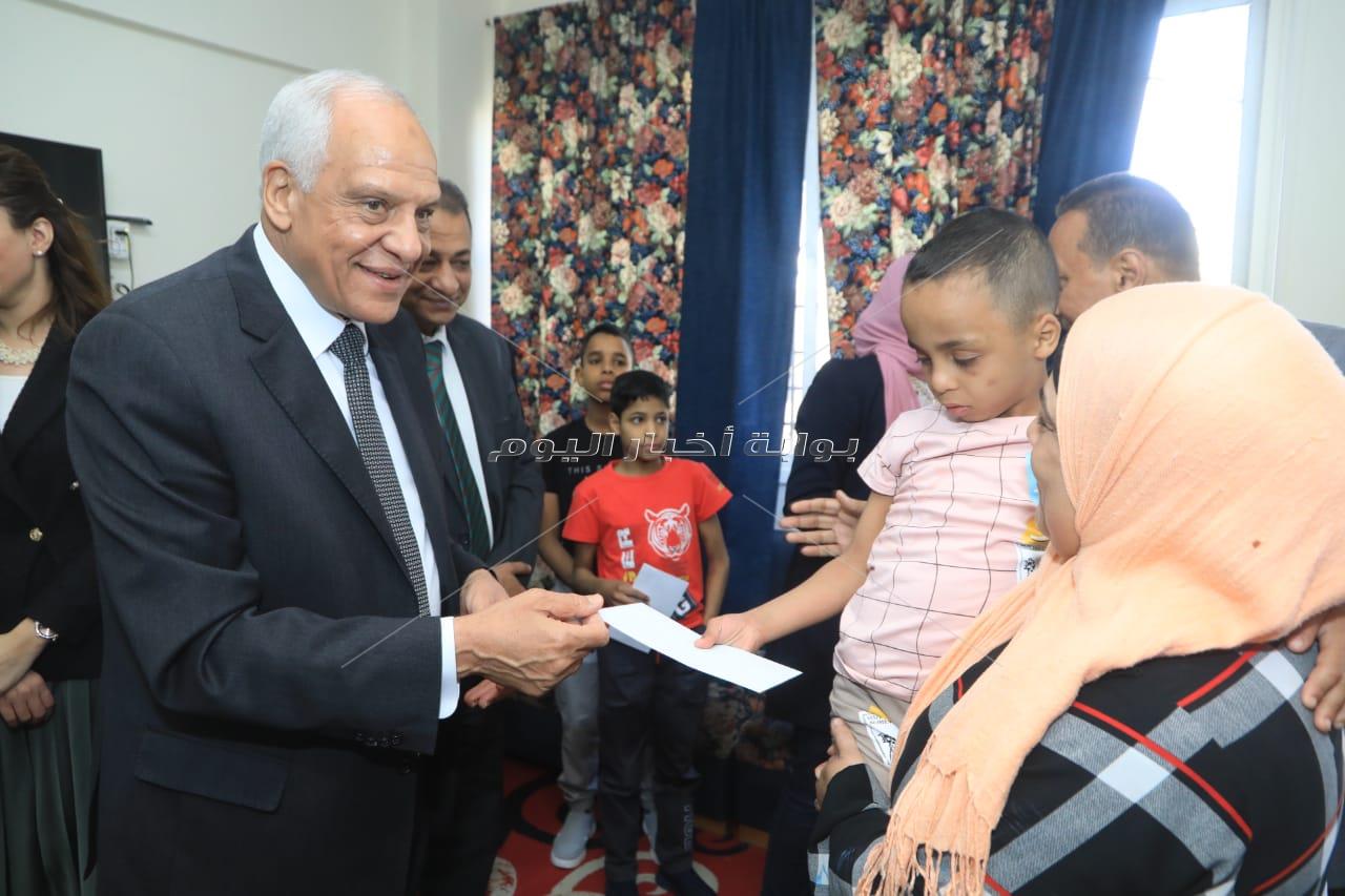 محافظ الجيزة يرسم البهجة على وجوه الأيتام والمسنين والمرضى ويقدم لهم التهنئة والهدايا