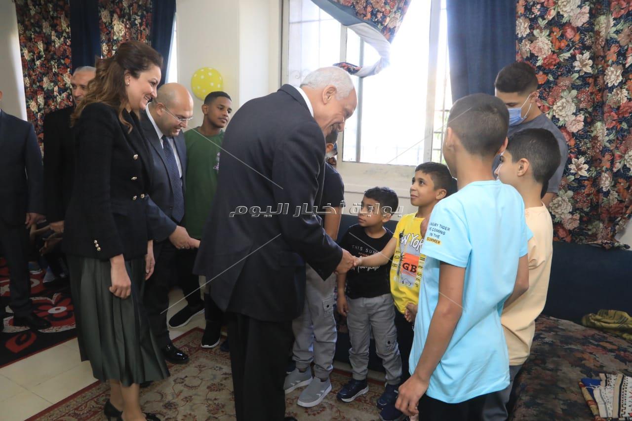 محافظ الجيزة يرسم البهجة على وجوه الأيتام والمسنين والمرضى ويقدم لهم التهنئة والهدايا