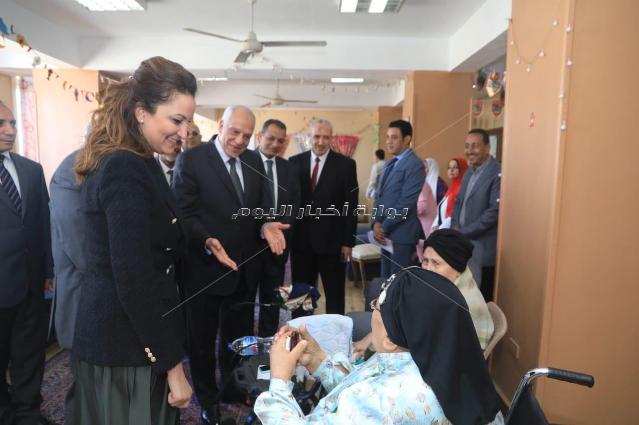 محافظ الجيزة يرسم البهجة على وجوه الأيتام والمسنين والمرضى ويقدم لهم التهنئة والهدايا