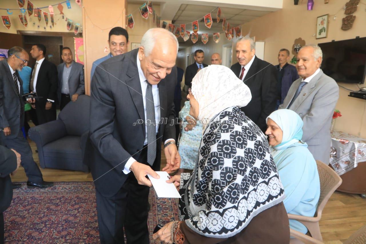 محافظ الجيزة يرسم البهجة على وجوه الأيتام والمسنين والمرضى ويقدم لهم التهنئة والهدايا