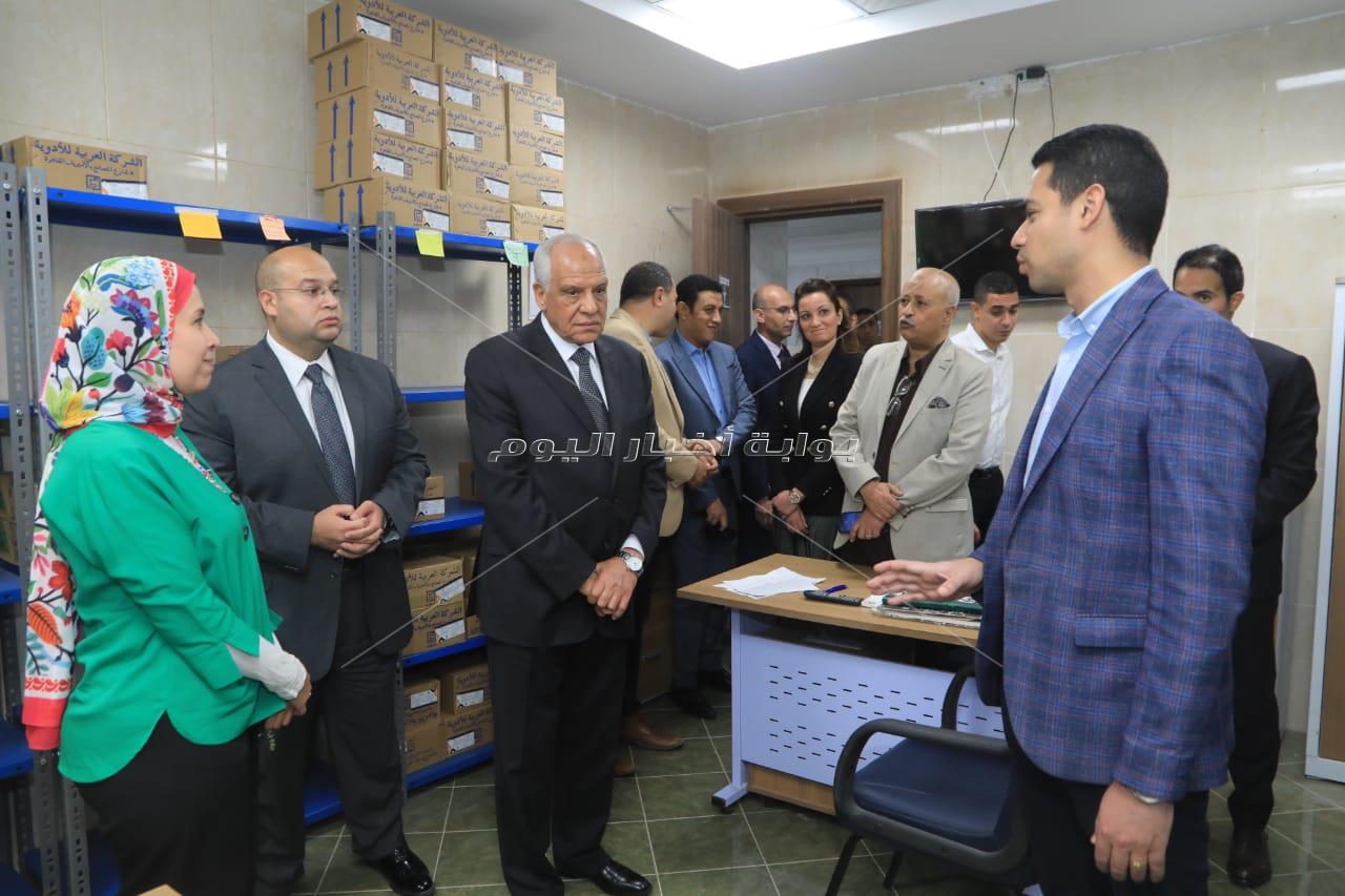 محافظ الجيزة يرسم البهجة على وجوه الأيتام والمسنين والمرضى ويقدم لهم التهنئة والهدايا