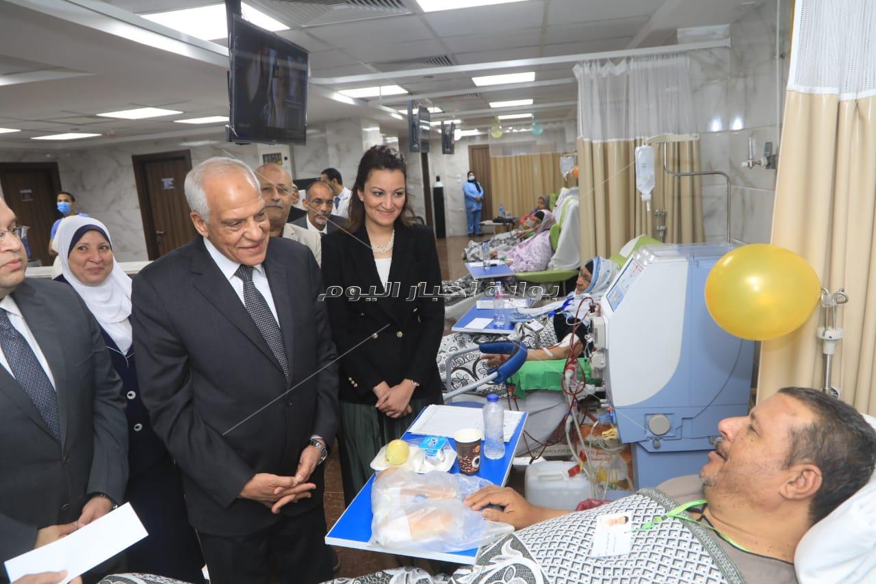 محافظ الجيزة يرسم البهجة على وجوه الأيتام والمسنين والمرضى ويقدم لهم التهنئة والهدايا