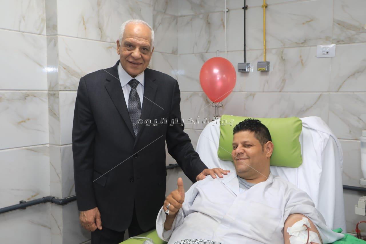 محافظ الجيزة يرسم البهجة على وجوه الأيتام والمسنين والمرضى ويقدم لهم التهنئة والهدايا