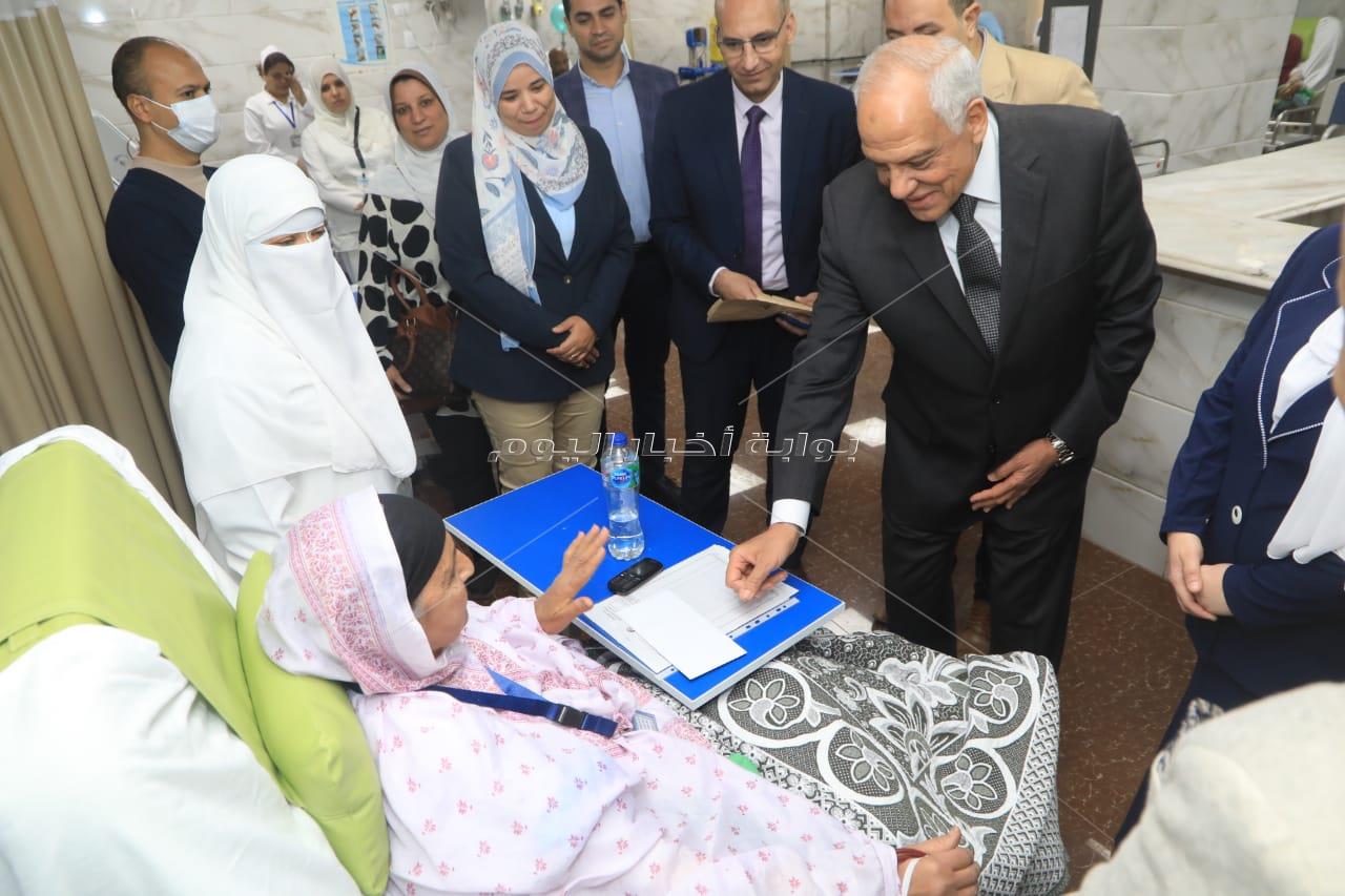 محافظ الجيزة يرسم البهجة على وجوه الأيتام والمسنين والمرضى ويقدم لهم التهنئة والهدايا