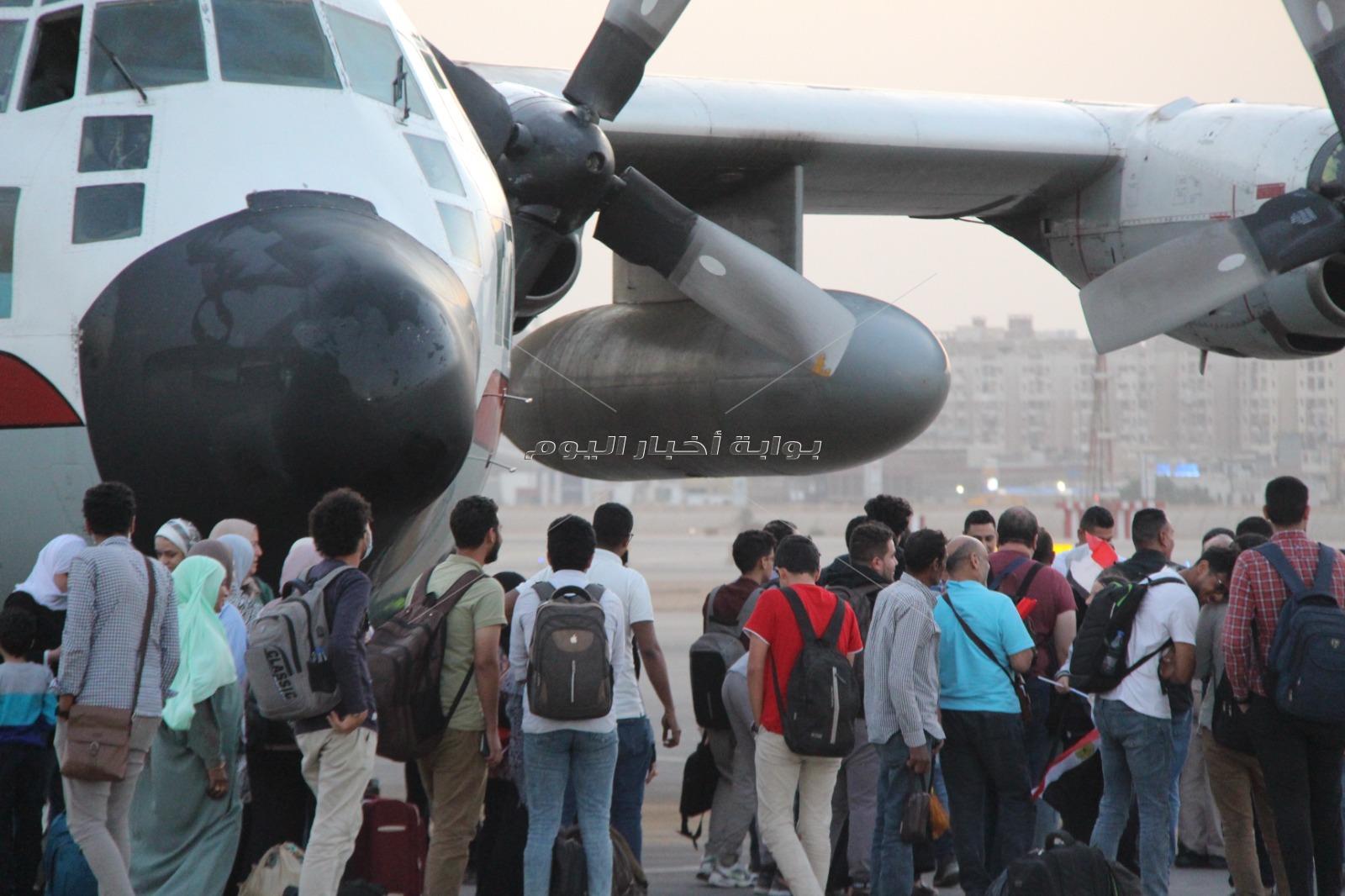 صور خاص المصريون العائدون من السودان