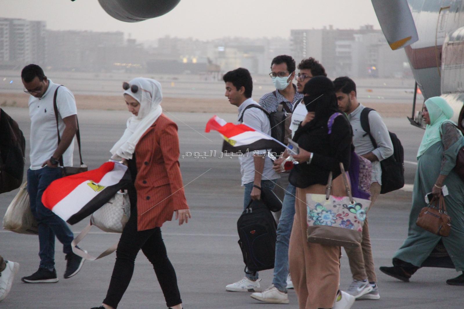 صور خاص المصريون العائدون من السودان