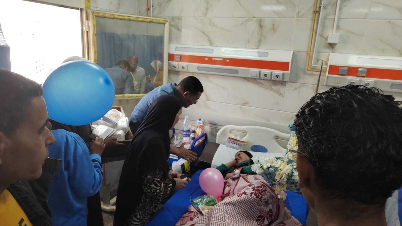 تزامناً مع عيد الفطر .. مدير مستشفى الحسين الجامعي يرسم البسمة على وجوه المرضى
