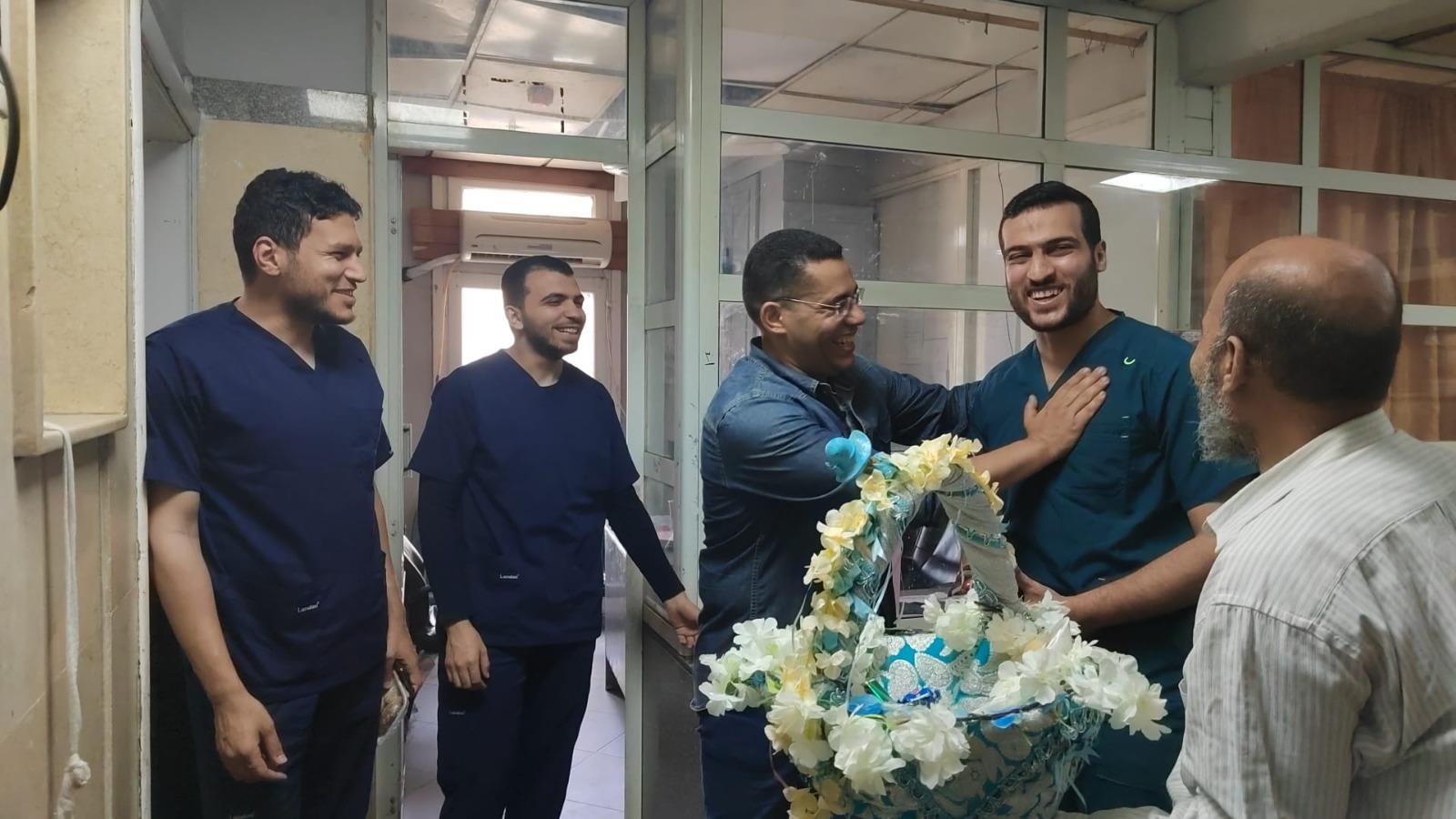 تزامناً مع عيد الفطر .. مدير مستشفى الحسين الجامعي يرسم البسمة على وجوه المرضى