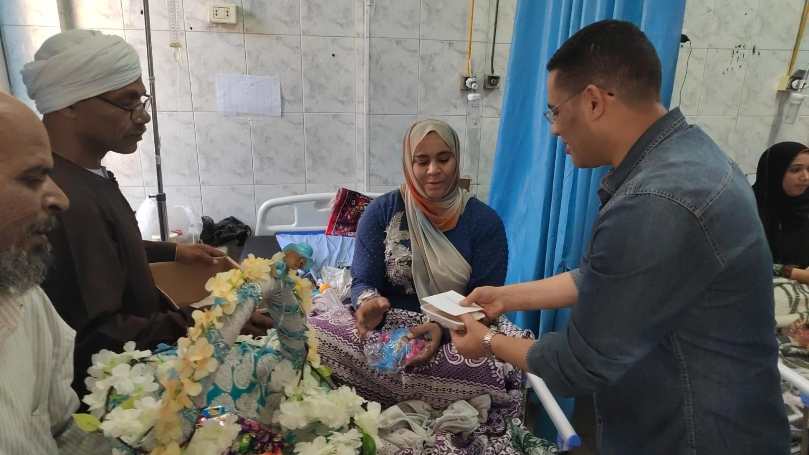 تزامناً مع عيد الفطر .. مدير مستشفى الحسين الجامعي يرسم البسمة على وجوه المرضى