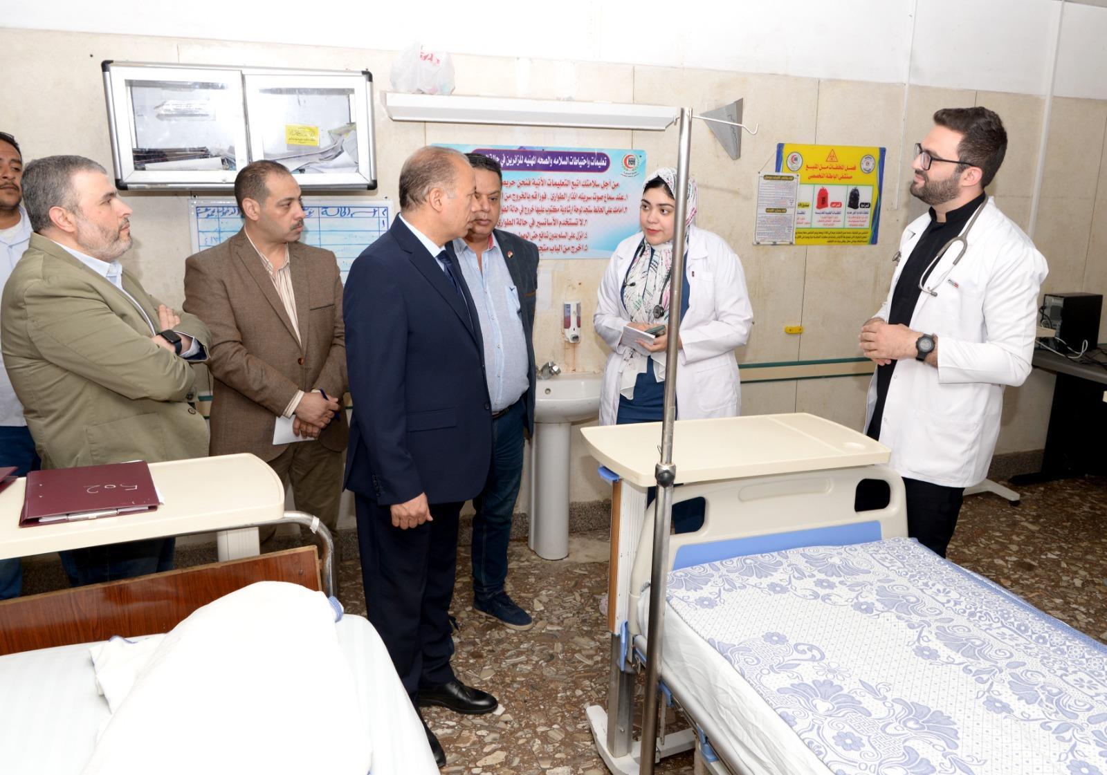 جولة مفاجئة لرئيس جامعة المنصورة لتفقد سير العمل  بالمستشفيات الجامعية . 