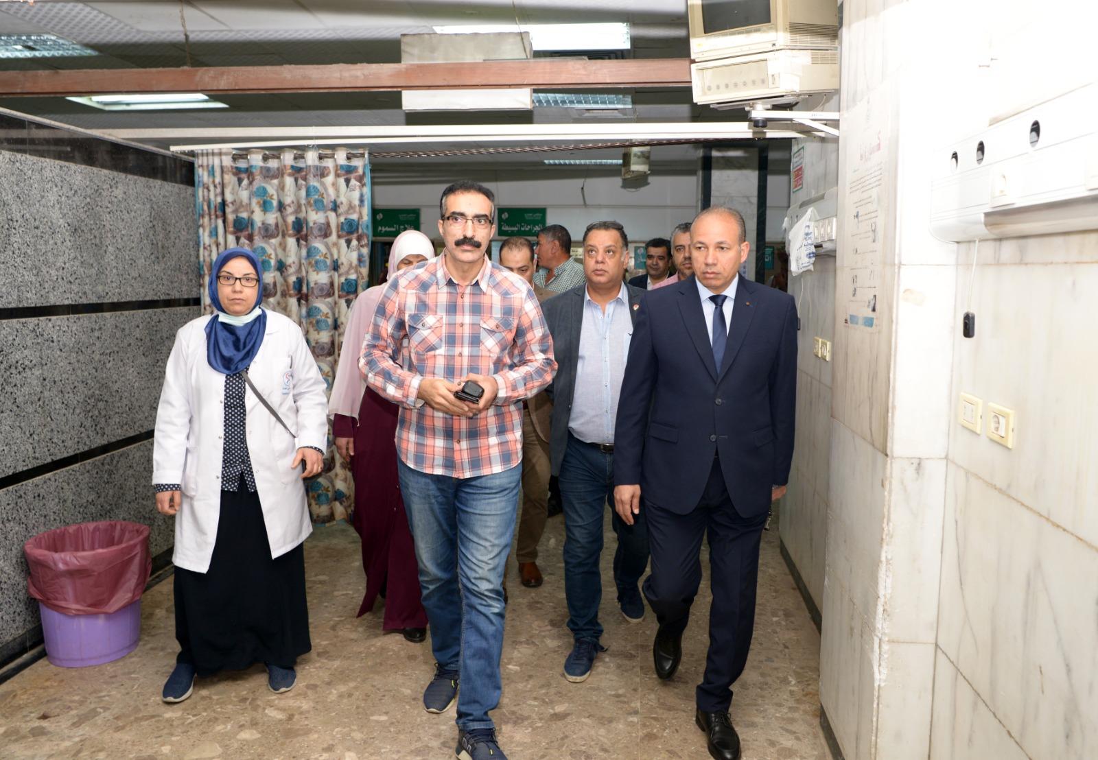 جولة مفاجئة لرئيس جامعة المنصورة لتفقد سير العمل  بالمستشفيات الجامعية . 