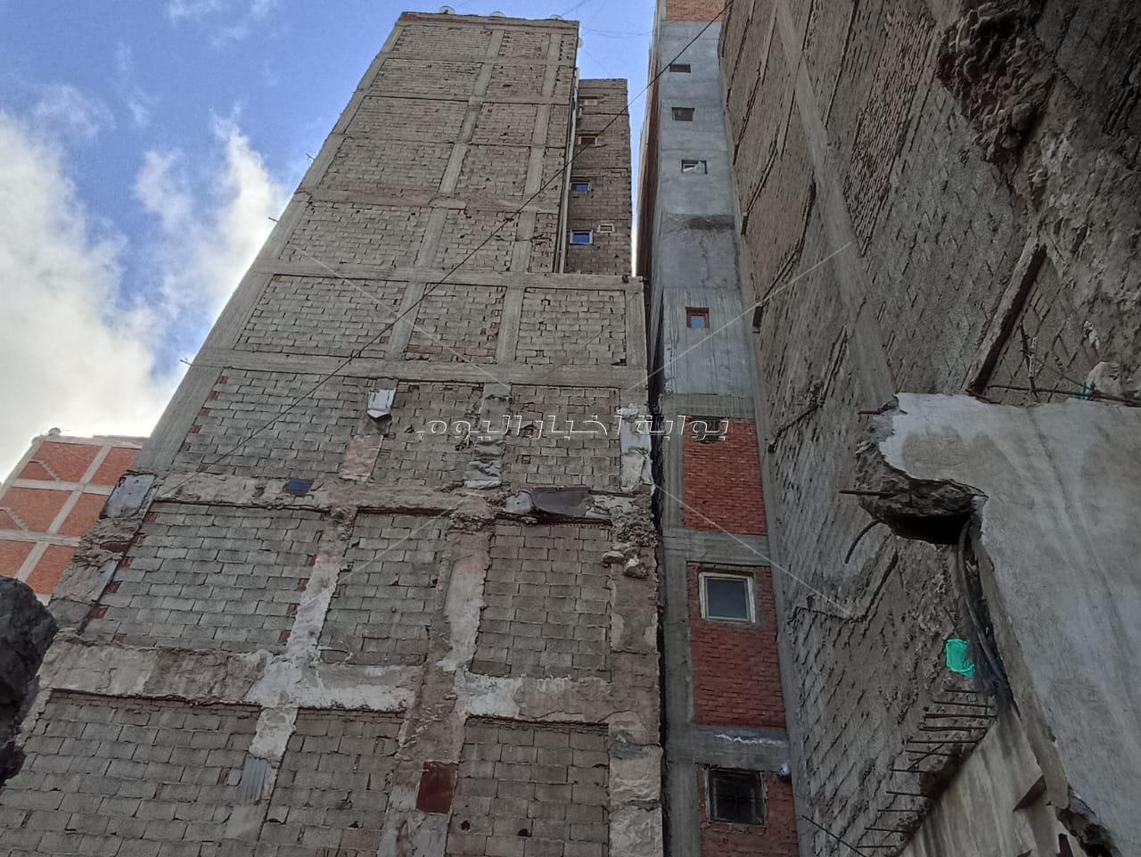 عقار مائل جديد في الإسكندرية.. والحي يخلي السكان ويقرر إزالة 6 طوابق