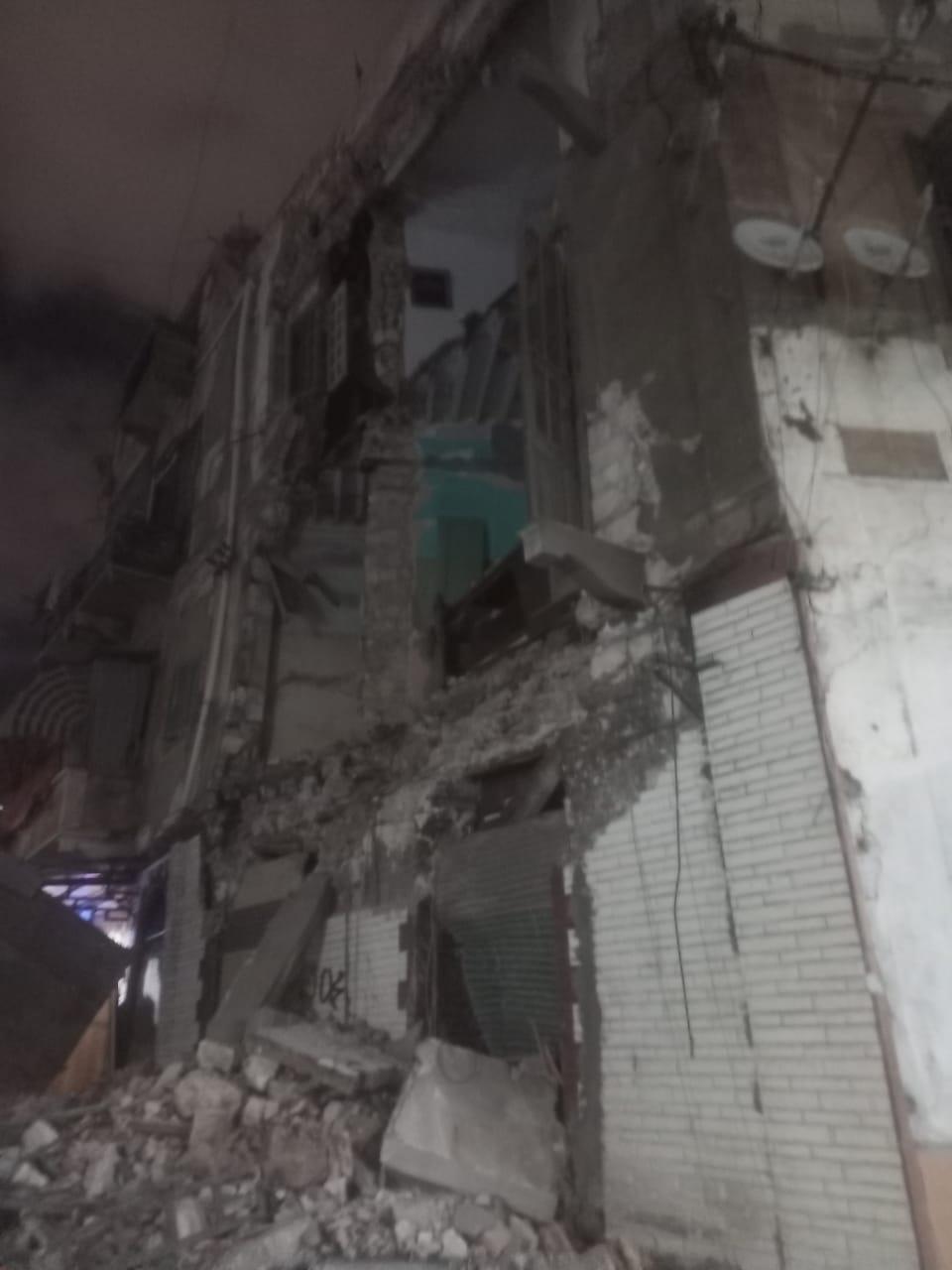 إخلاء سكان عقار قديم في الإسكندرية