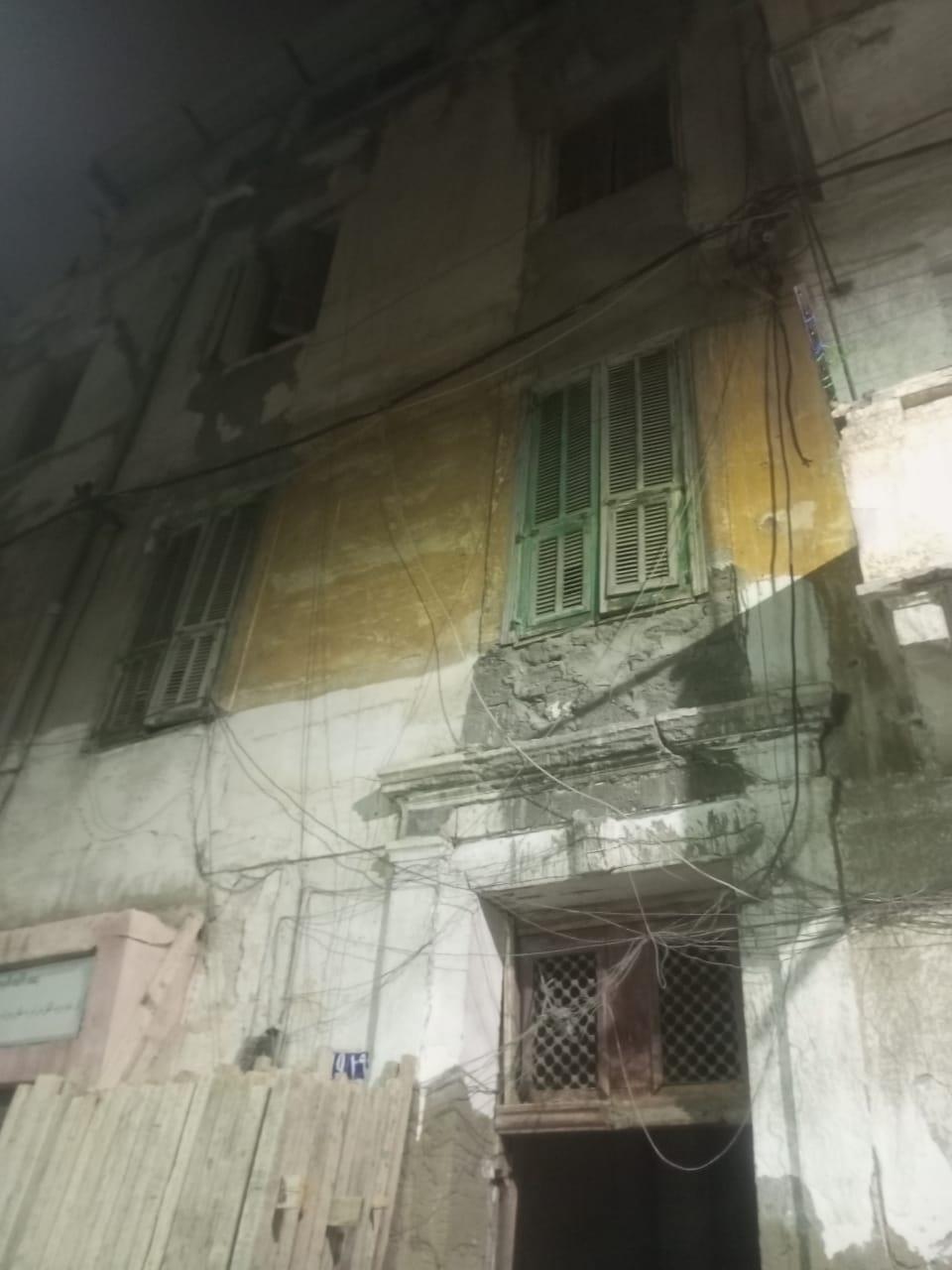 إخلاء سكان عقار قديم في الإسكندرية