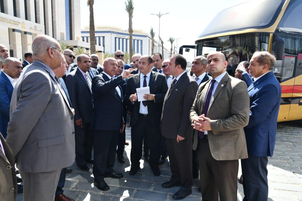 "الوزير" يتفقد إصطفافا لأتوبيسات نقل بوزارة النقل في العاصمة الإدارية الجديدة