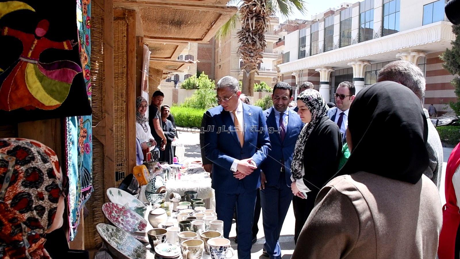 محافظ الفيوم يبحث مع وفد وزارة التنمية المحلية آليات التوسع في تنظيم معارض