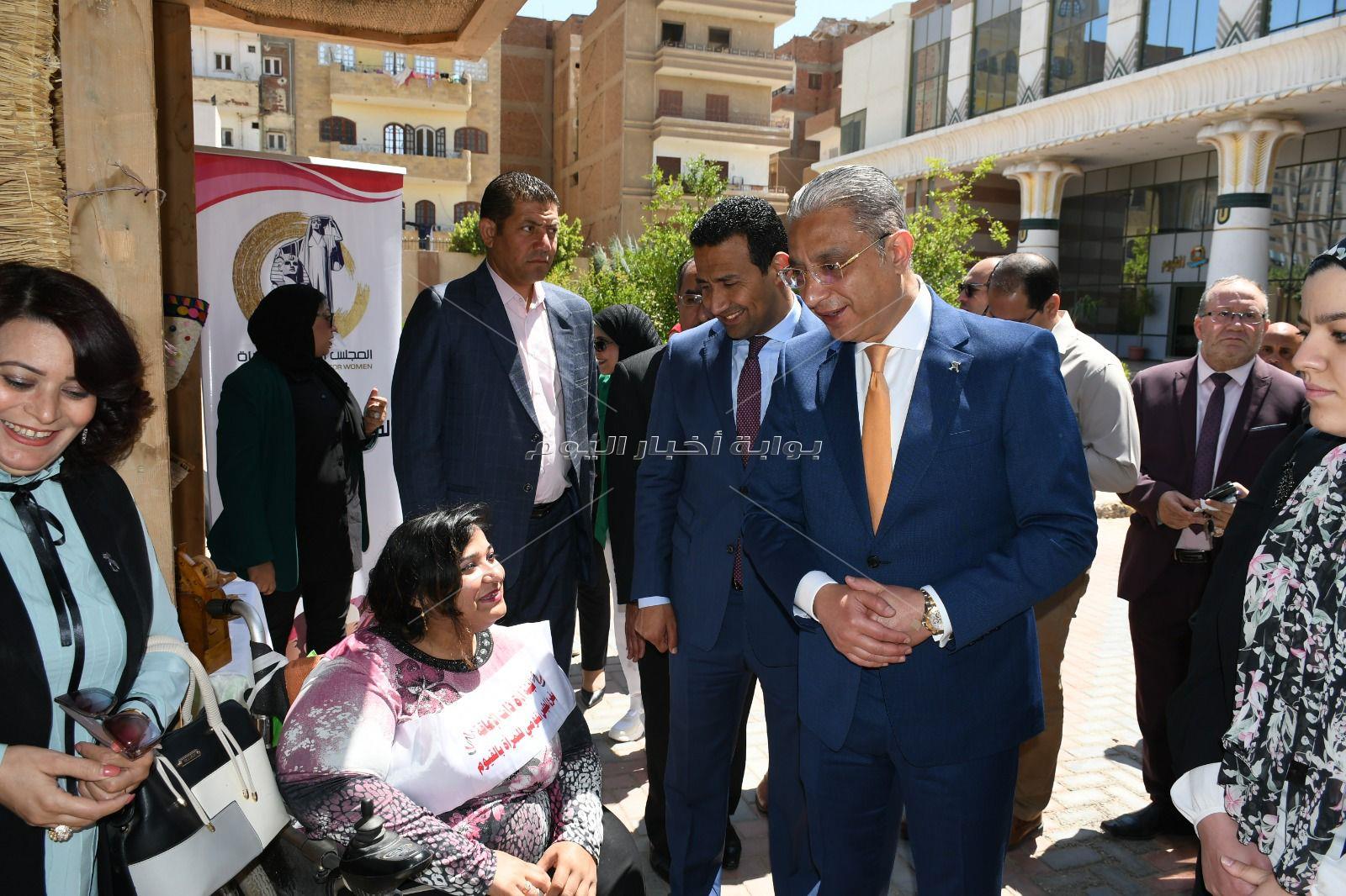 محافظ الفيوم يبحث مع وفد وزارة التنمية المحلية آليات التوسع في تنظيم معارض