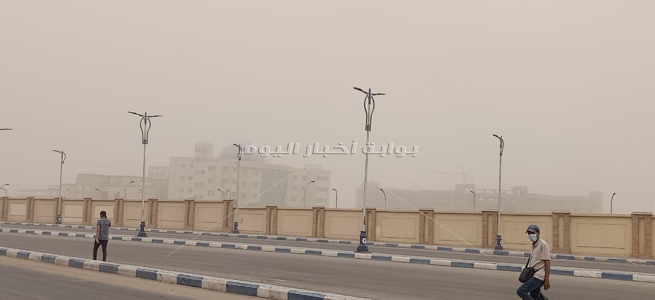 عاصفة ترابية تضرب السويس وتحجب ضوء الشمس