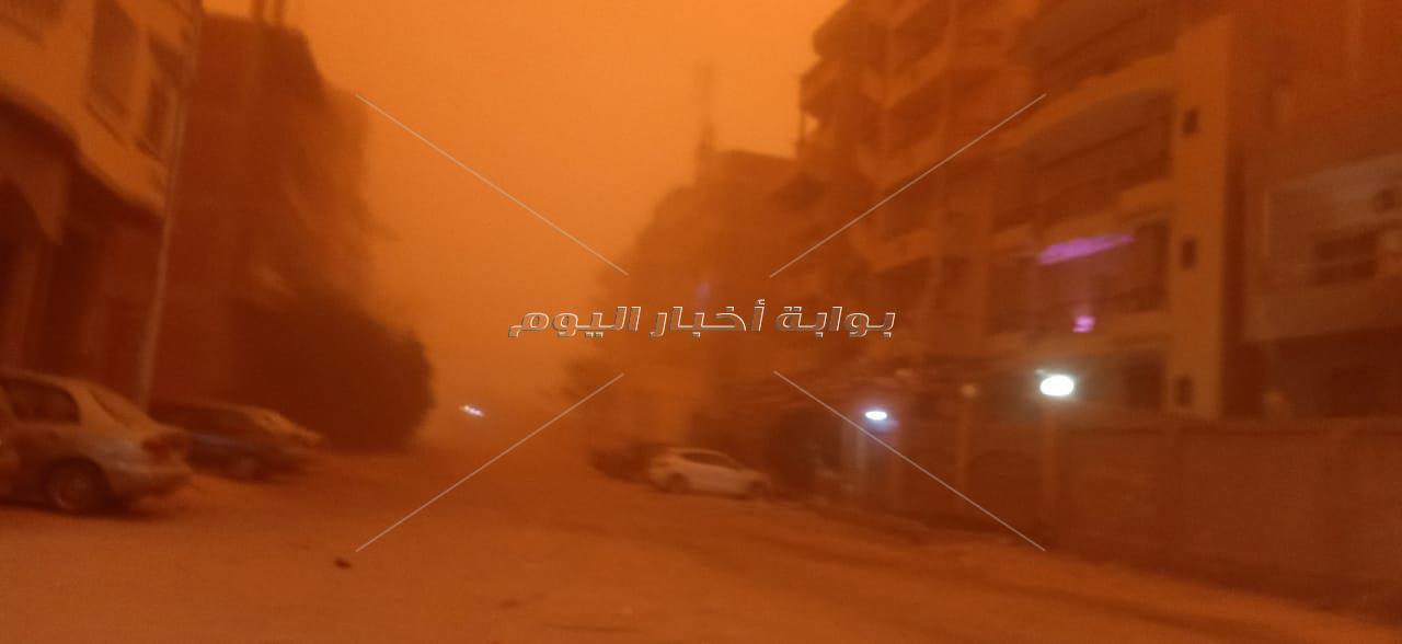 عاصفة ترابية تضرب السويس وتحجب ضوء الشمس