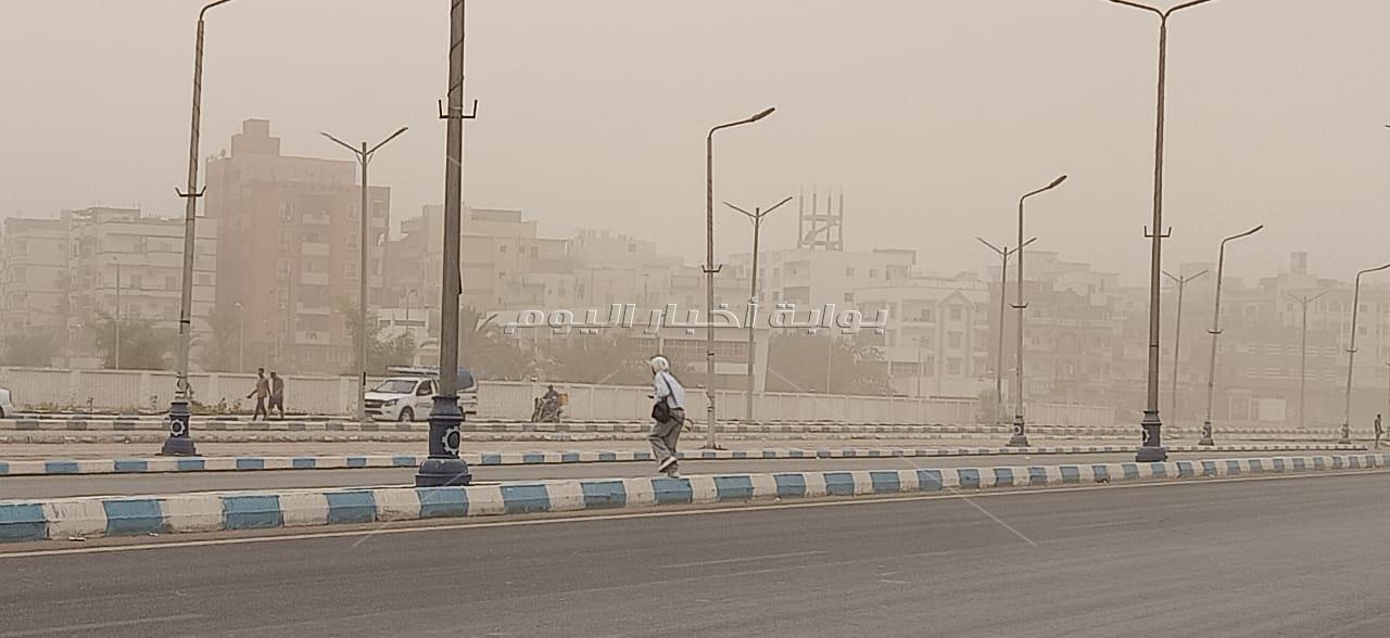 عاصفة ترابية تضرب السويس وتحجب ضوء الشمس