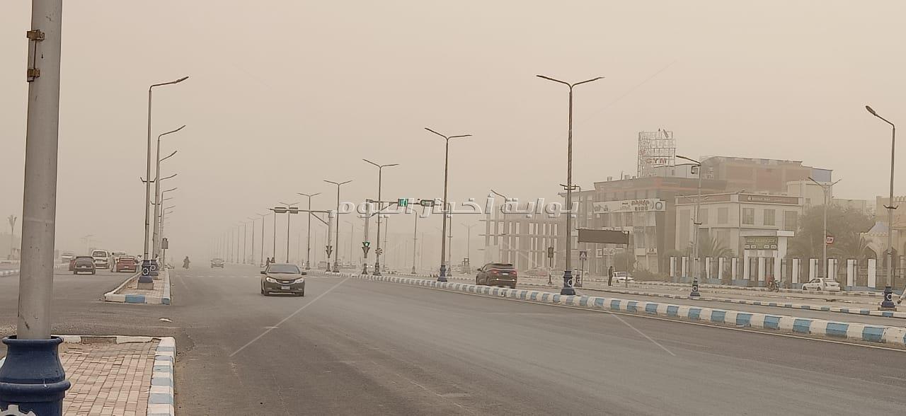 عاصفة ترابية تضرب السويس وتحجب ضوء الشمس