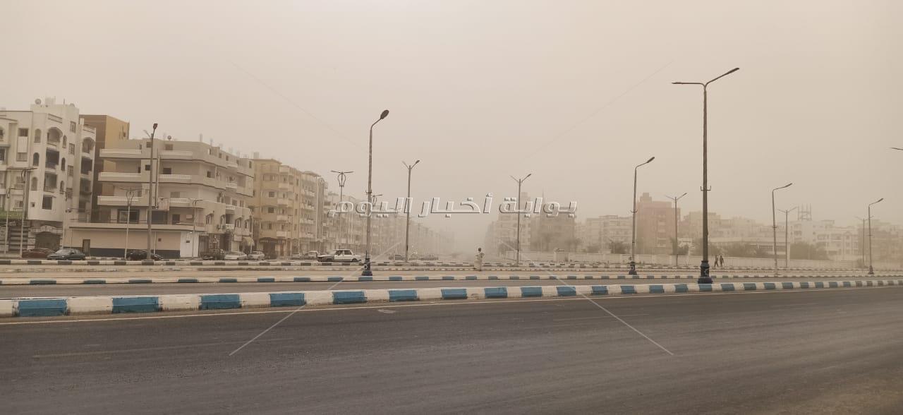 عاصفة ترابية تضرب السويس وتحجب ضوء الشمس