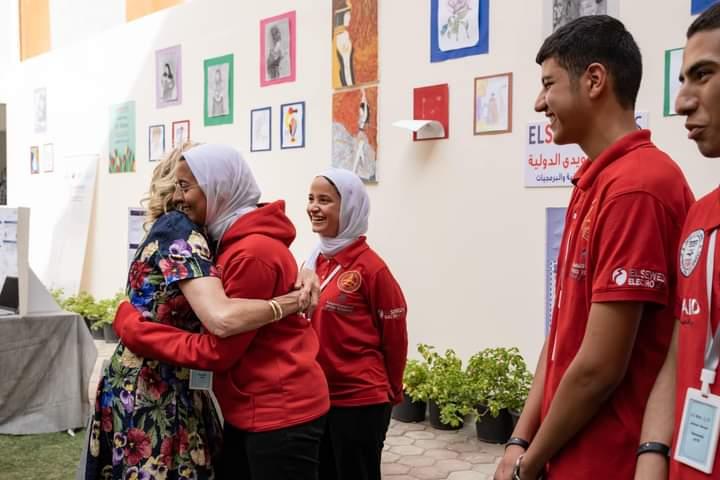 زوجة الرئيس الامريكي مع وزير التعليم تتفقد مدرسة تكنولوجيا تطبيقيةللبرمجيات ..اعرف التفاصيل