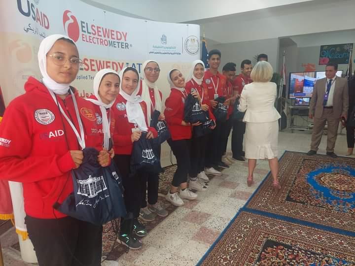 زوجة الرئيس الامريكي مع وزير التعليم تتفقد مدرسة تكنولوجيا تطبيقيةللبرمجيات ..اعرف التفاصيل
