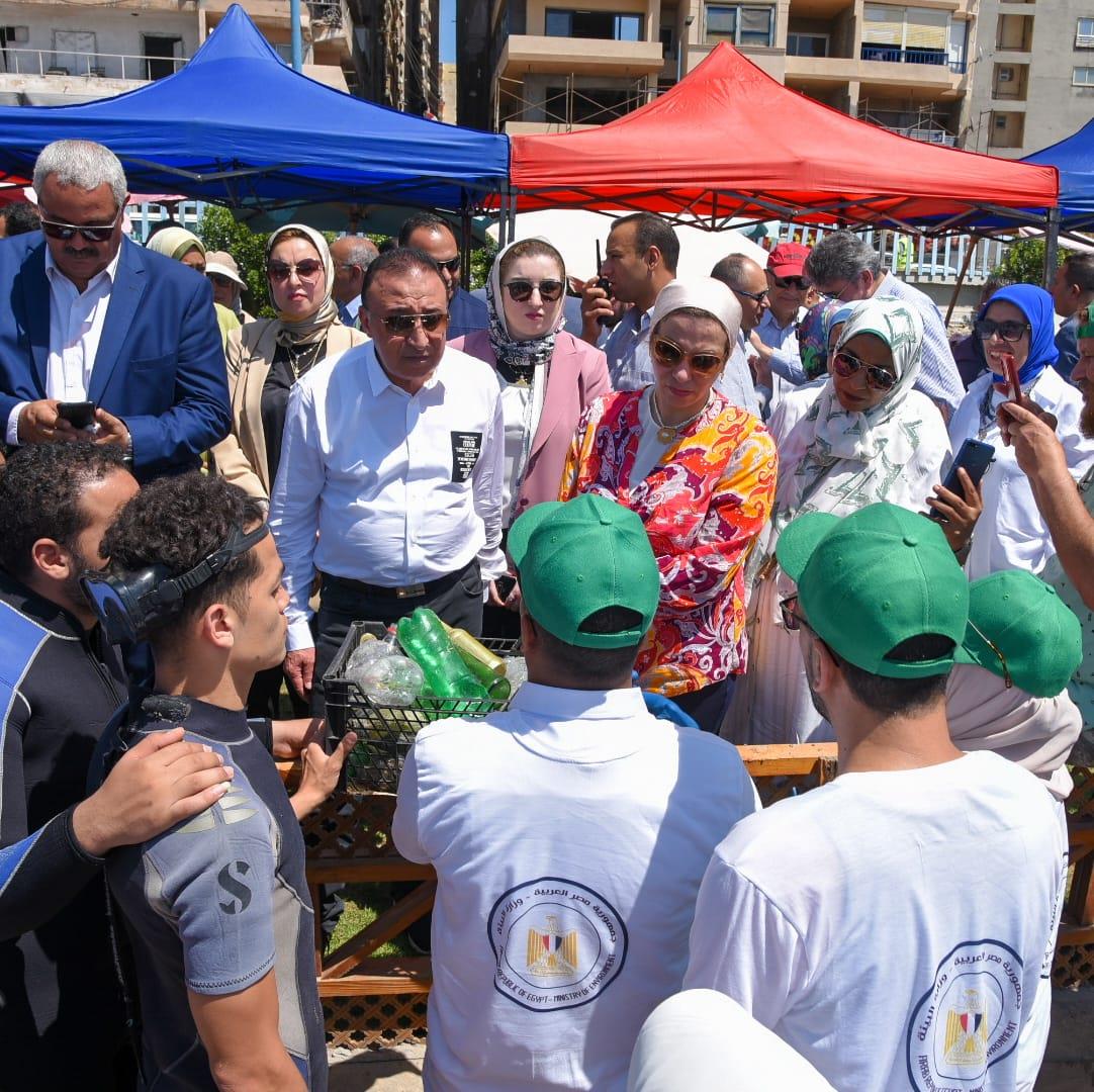 تنظيف شاطئ السرايا بالإسكندرية