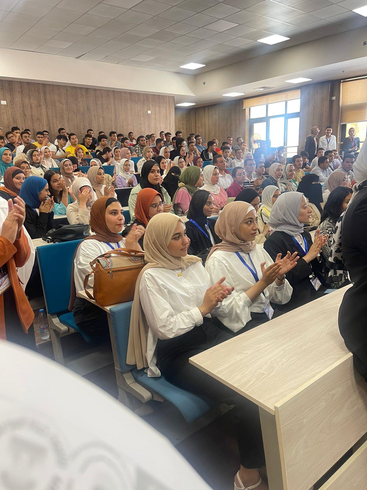 وزير التعليم العالي يلتقي بطلاب جامعة الإسماعيلية الأهلية صور