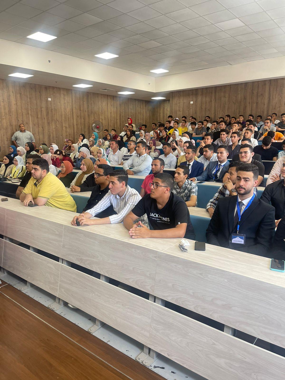 وزير التعليم العالي يلتقي بطلاب جامعة الإسماعيلية الأهلية صور