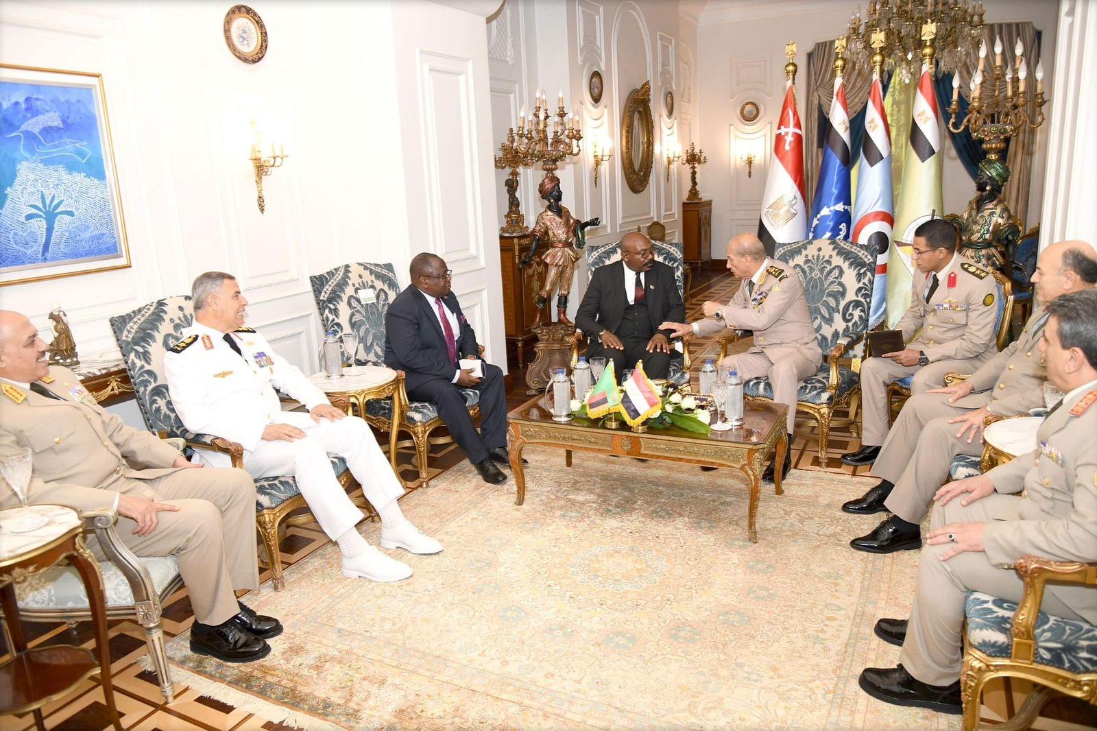 وزير الدفاع والإنتاج الحربى يلتقى نظيره بجمهورية زامبيا