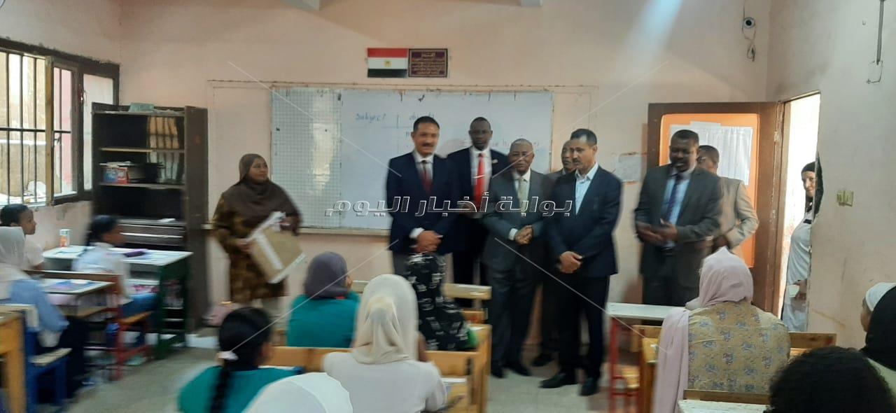 سفير السودان ومدير تعليم الجيزة يتفقدان امتحانات شهادة الأساس السودانية  