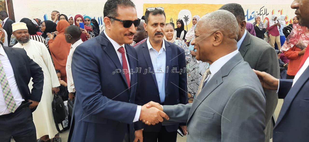 سفير السودان ومدير تعليم الجيزة يتفقدان امتحانات شهادة الأساس السودانية  