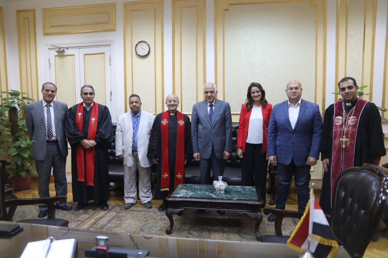 محافظ الجيزة يستقبل وفود الكنائس 