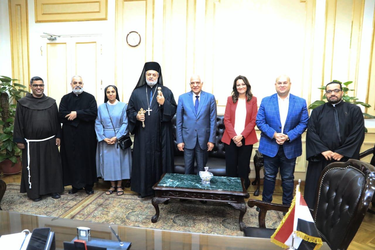 محافظ الجيزة يستقبل وفود الكنائس 