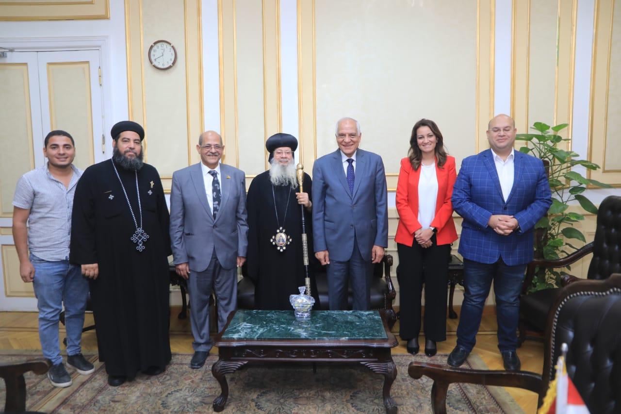 محافظ الجيزة يستقبل وفود الكنائس 