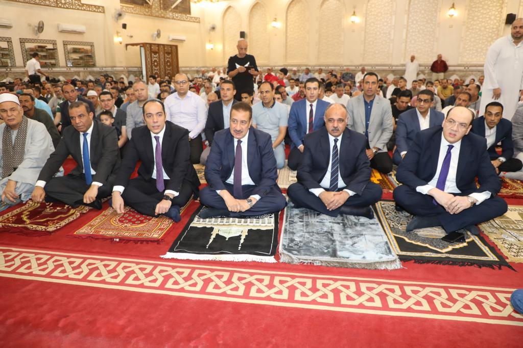 محافظ المنوفية  يؤدى صلاة عيد الأضحى المبارك ويشارك المواطنين فرحتهم بالعيد