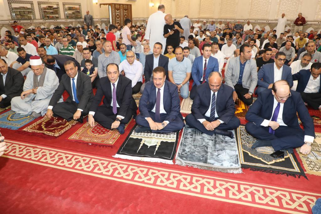 محافظ المنوفية  يؤدى صلاة عيد الأضحى المبارك ويشارك المواطنين فرحتهم بالعيد
