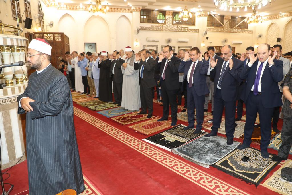 محافظ المنوفية  يؤدى صلاة عيد الأضحى المبارك ويشارك المواطنين فرحتهم بالعيد