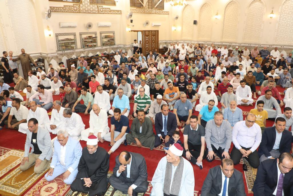 محافظ المنوفية  يؤدى صلاة عيد الأضحى المبارك ويشارك المواطنين فرحتهم بالعيد