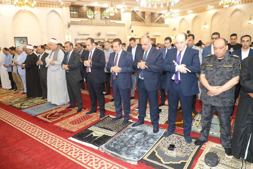 محافظ المنوفية  يؤدى صلاة عيد الأضحى المبارك ويشارك المواطنين فرحتهم بالعيد